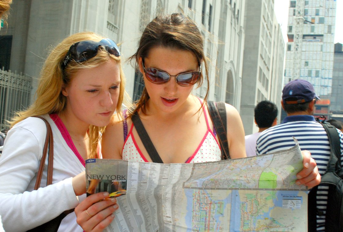 Voyageuses perdues avec une carte : erreurs de voyage à éviter