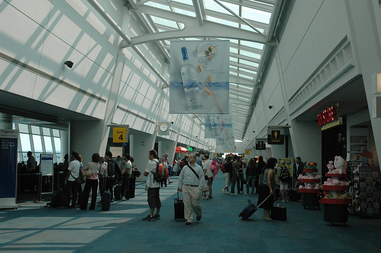 Intérieur du Terminal 1 de l'aéroport JFK de New York (États-Unis)